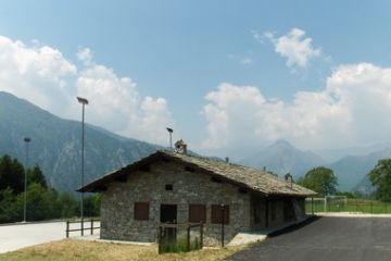 Indirizzo:	Località Pradas		<br>Tel/Fax:	tel. 0124/801007 fax 0124/801033		<br>E-mail/Sito Web:	info@comune.frassinetto.to.it		<br>Servizi:	Servizio bar, spogliatoi e docce		<br>