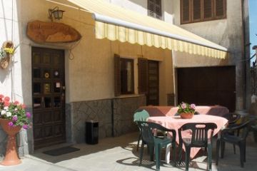 Stelle: Trattoria	<br>Indirizzo:	Via Roma, 27	<br>Tel/Fax: 0124/801025	<br>E-mail/Sito Web: giovanni.perono@libero.it	<br>Chiusura: giovedì	<br>Note: cucina casareccia	<br>