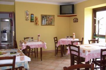 CAMERE:	3 stanze (6 posti letto). 1 camera per disabili			<br>Indirizzo:	Via Roma, 56						<br>Tel/Fax:	0124/801072 cell. 347/1463223						<br>E-mail/Sito Web:	ristorantevillalunardini@live.it						<br>Chiusura: lunedì -stagione estiva sempre aperto						<br>Note: locale intimo accogliente a conduzione familiare,cucina casalinga curata tipica piemontese (Fritto Misto,Bagna Caoda,Polenta) su prenotazione.<br>Menù personalizzati (vegetariani,celiaci...)<br>Menù Operai