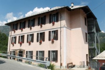Ricovero privato per autosufficienti		<br>Indirizzo:	Via Roma 51					<br>Tel/Fax:0124/801144					<br>Note:Ambiente familiare, 20 posti letto per persone autosufficenti					<br>